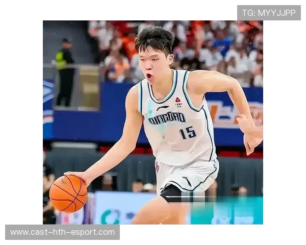 杨瀚森自信瞬间！半场神奇三分后为自己竖起大拇指，完美诠释篮球精神